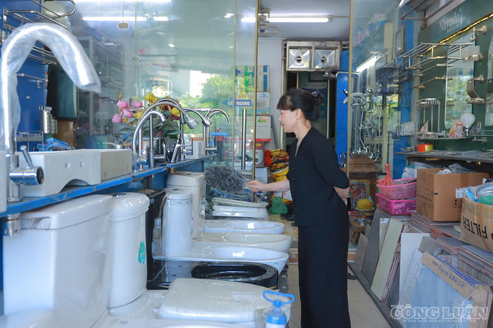 Trao đổi với PV, bà Nguyễn Thị Anh Thơ cho biết gia đình bà cũng như nhiều hộ dân trong khu vực cơ bản đồng thuận với chủ trương và phương án phục vụ dự án mở rộng trục Quốc lộ 1A. clo_br_z8343994368649-a1ae4d536f742fa2c4a488e72a590a14.jpg
