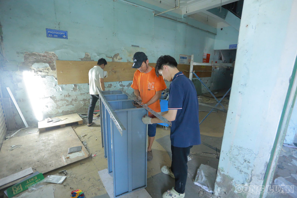 Một số hộ dân sau khi thống nhất phương án đã bắt đầu tháo dỡ công trình, di chuyển tài sản ra khỏi khu vực bị ảnh hưởng. Đồ đạc trong nhà được thu dọn, vận chuyển trước khi các hạng mục công trình được phá dỡ. clo_br_z8343994467668-9aa75ad1ba5405029cf64611ce259385.jpg