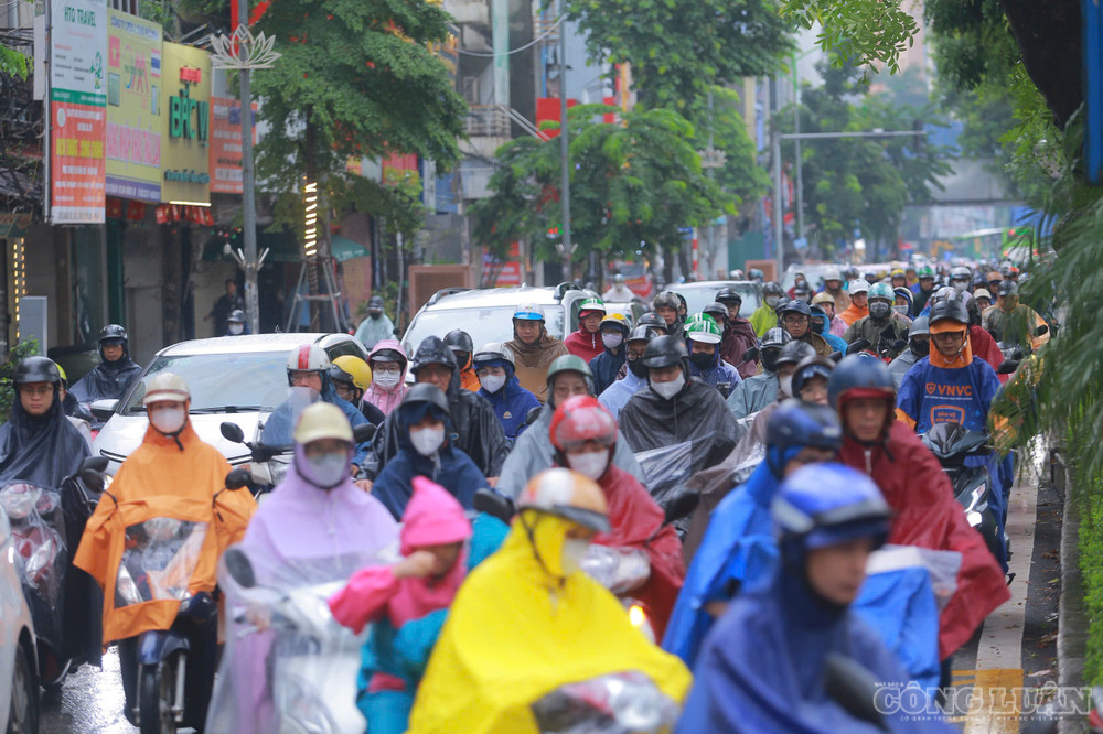 Trung tâm Dự báo Khí tượng Thủy văn quốc gia cho biết trong 9 giờ tới, Hà Nội có khả năng tiếp tục mưa rào và giông, tại một số khu vực như Dương Nội, An Khánh... Ảnh: Quang Hùng clo_br_z8268157713867-b2be196d3ae8f828f516ab367e3c3cb5.jpg