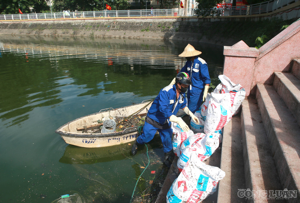 Tại nhiều vị trí, cá chết từ 1-2 ngày trước vẫn còn nổi trên mặt nước. Dưới thuyền của công nhân môi trường, các bao chứa cá chết được vớt lên đang được tập kết để đưa đi xử lý. clo_br_6r4a4746.jpg