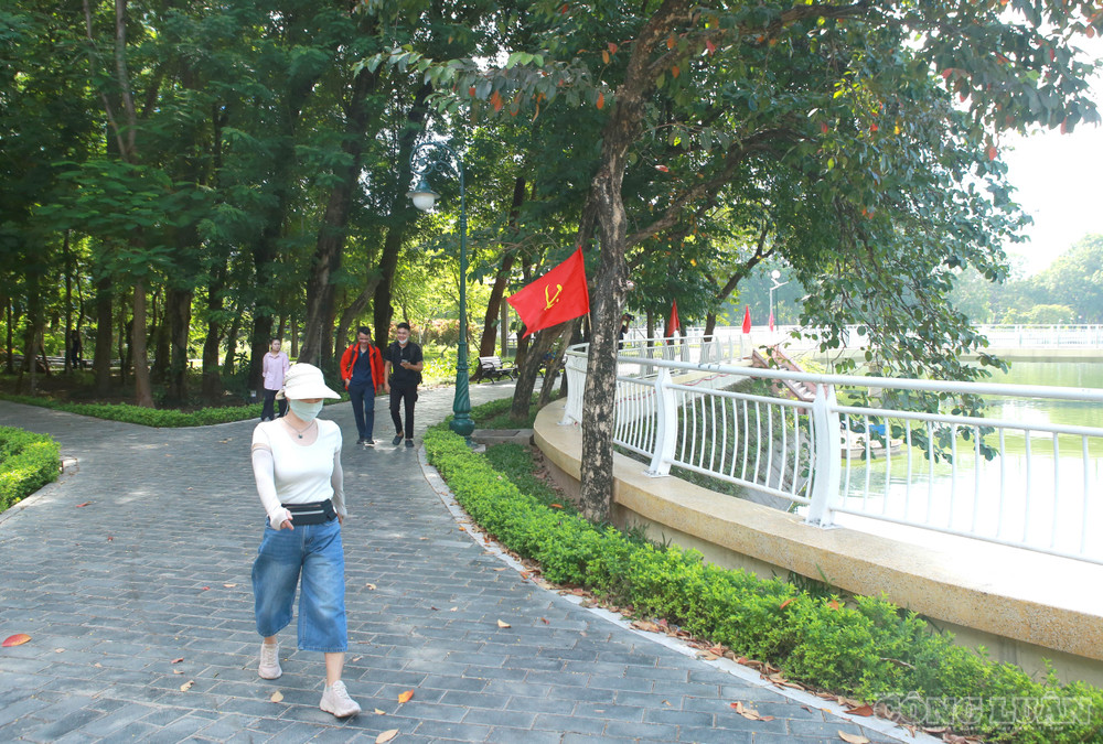 Theo bà Dung, trước đây mỗi lần đến công viên, bà thường đi bộ 2-3 vòng quanh hồ nhưng hiện chỉ dám đi một vòng vì mùi hôi quá nặng. Bà cho biết đây không phải lần đầu cá chết tại hồ. “Tháng 6 vừa rồi cá đã chết một lượt rồi, bây giờ là lượt thứ hai. Tháng 6 chết nhiều hơn, mấy hôm nay chết ít hơn. Trời nắng thì mùi bốc lên nhiều hơn trời râm mát. Nếu đi ngược chiều gió thì gần như không chịu nổi”, bà Dung chia sẻ. clo_br_6r4a4801.jpg