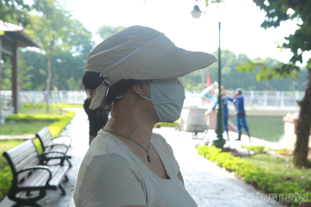 Bà Dung, người dân phường Cầu Giấy, cho biết hằng ngày bà đưa người thân đến Công viên Nghĩa Đô tập thể dục. Tuy nhiên, những ngày gần đây, mùi hôi từ hồ khiến việc tập luyện bị ảnh hưởng. “Ngày nào tôi cũng đưa bà ra đây tập thể dục. Nếu không có cá chết thì không khí trong lành hơn, cá chết như này không khí quá ô nhiễm”, bà Dung nói. clo_br_6r4a4781.jpg