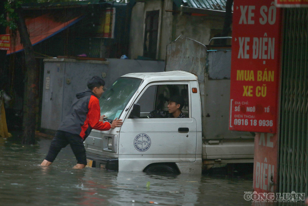 Ô tô chết máy ngay dòng nước ngập sâu. clo_br_6r4a0506.jpg