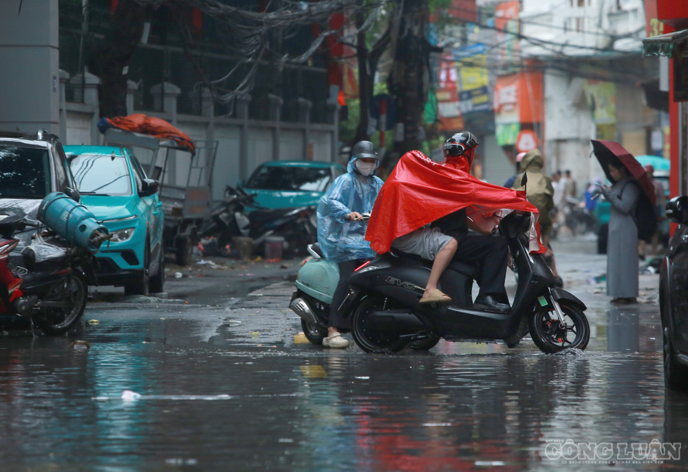 Trong khi đó, nhiều phương tiện buộc phải quay đầu do không thể tiếp tục lưu thông qua những đoạn nước ngập sâu. clo_br_6r4a0424.jpg