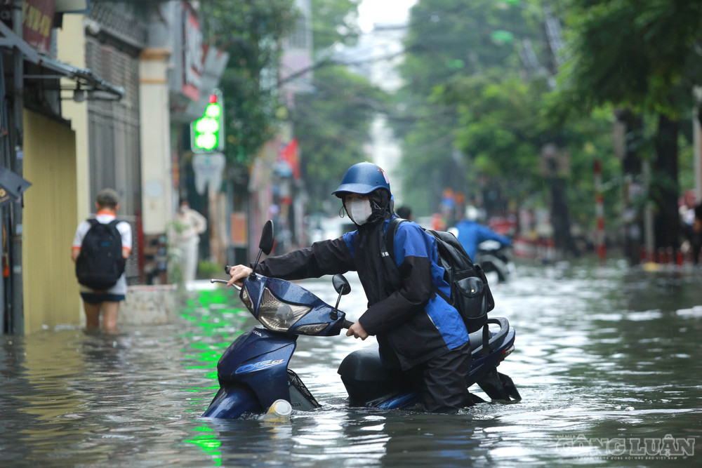 Anh Tuấn, trú tại đường Mỹ Đình, phường Từ Liêm, Hà Nội, cho biết khu vực này thường xuyên xảy ra ngập mỗi khi có mưa lớn. “Trận mưa kéo dài từ hôm qua đến bây giờ vẫn mưa to, chưa thấy giảm. Nước đã ngập trên 50cm”, anh Tuấn cho biết. clo_br_6r4a0511.jpg