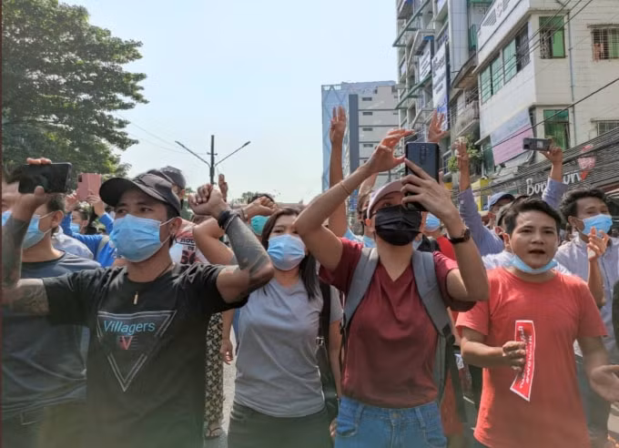 Rất đông người biểu tình tham gia tuần hành ở Yangon. Myanmar vào ngày thứ Bảy (6/2) - Ảnh: Reuters