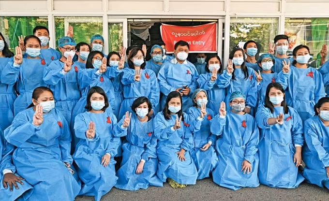 Nhiều bác sỹ, y tá hưởng ứng phong trào Bất tuân dân sự, nhằm phản đối chính quyền quân sự mới được thành lập sau cuộc đảo chính - Ảnh: AFP
