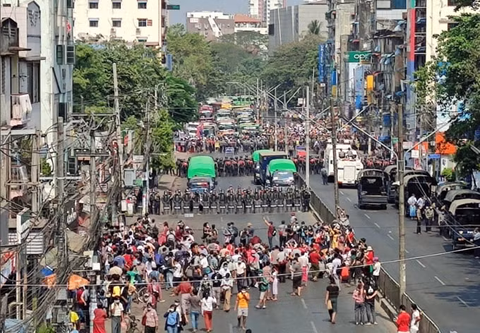 Cảnh sát chặn một số tuyến phố ở Yangon nhằm ngăn chặn người biểu tình tuần hành phản đối cuộc đảo chính quân sự - Ảnh: Reuters