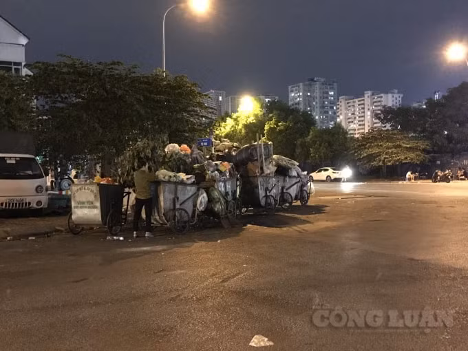 Rác thải còn được tập kết tại đường nội bộ của các khu đô thị