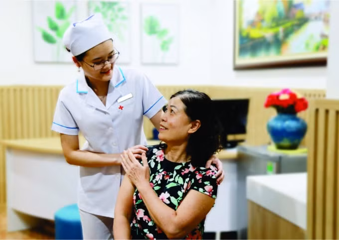 Tại Hưng Việt, bệnh nhân luôn nhận được sự quan tâm chu đáo của các nhân viên y tế.