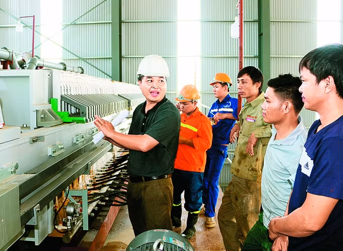 Ban lãnh đạo dự án hướng dẫn vận hành thử dây chuyền nghiền nguyên liệu.