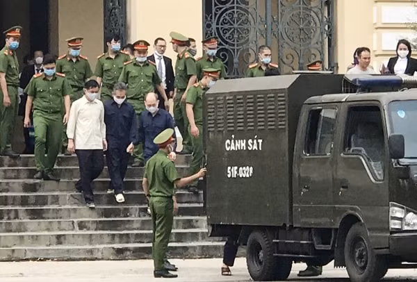 Các bị cáo bị áp giải về trại tạm giam sau phiên xử. Ảnh: VNE
