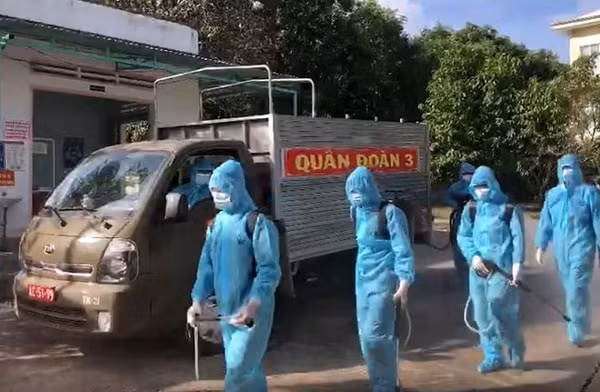 Lực lượng Quân đoàn 3 thực hiện tiêu độc, khử trùng tại thị xã Ayun Pa, Gia Lai