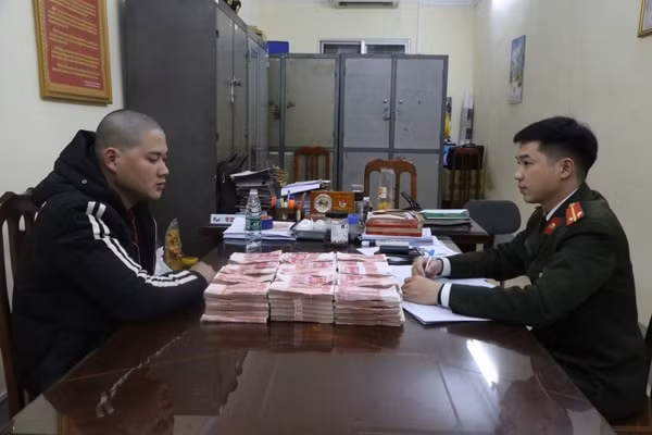 Một đối tượng trong đường dây vận chuyển tiền tệ qua biên giới vừa bị Công an Lạng Sơn triệt phá và tang vật vụ án