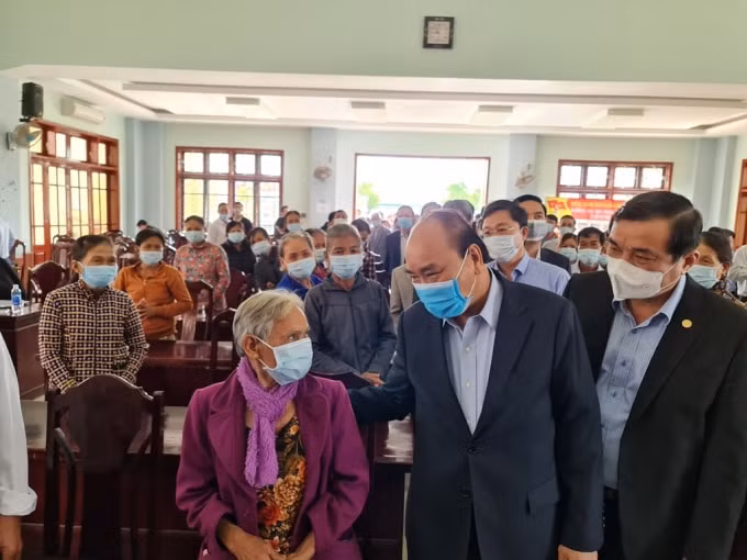 Thủ tướng ân cần hỏi thăm người dân xã Quế Phú. Ảnh: VGP.