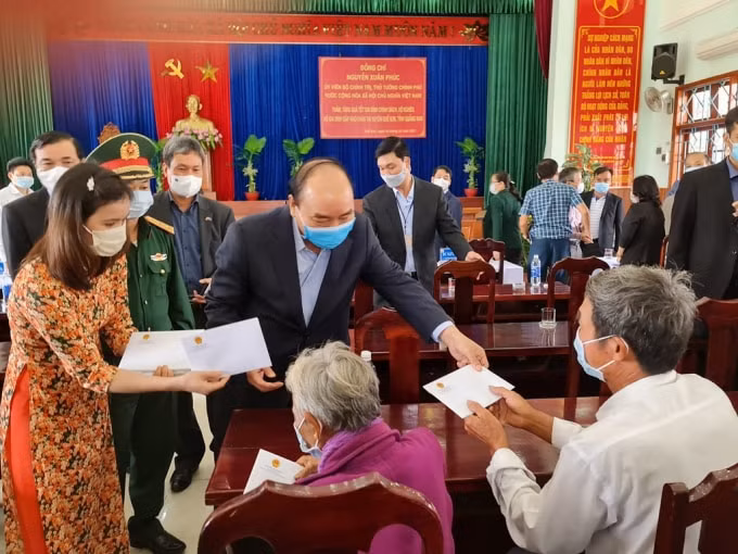 Thủ tướng đề nghị cần đặc biệt chăm lo gia đình chính sách, gia đình khó khăn trong dịp Tết. Ảnh: VGP.