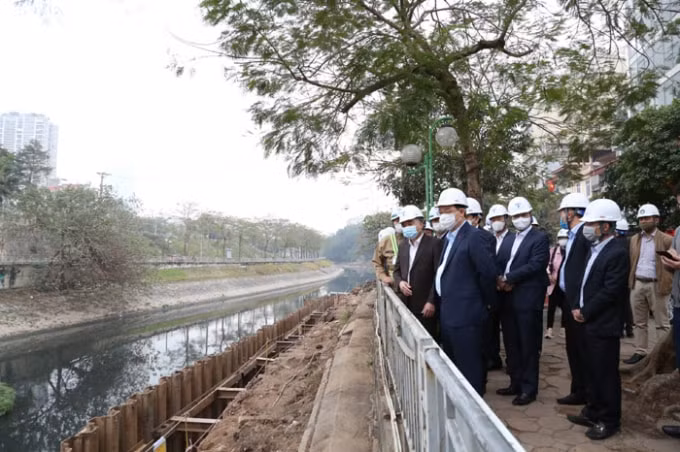 Bí thư Thành ủy Vương Đình Huệ kiểm tra tại gói thầu xây dựng hệ thống cống bao sông Tô Lịch