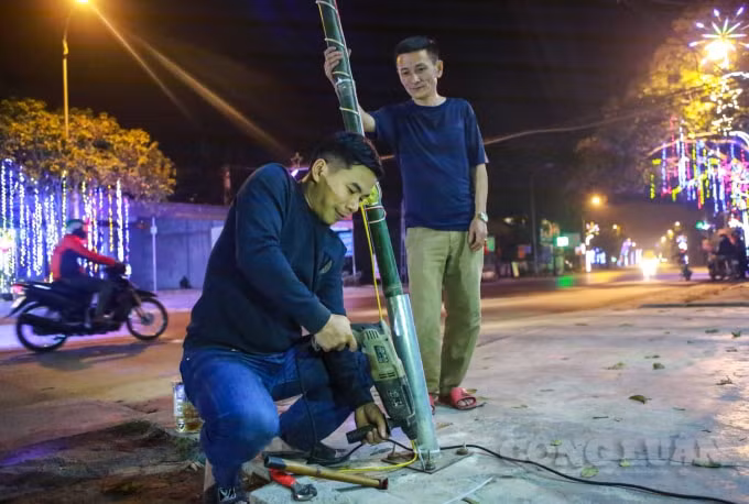 Tương tự anh Ngọc Anh, anh Trần Mạnh Thế trú tại xóm Minh Xuân (xã Minh Hợp, huyện Quỳ Hợp, Nghệ An) vừa mới hoàn thành xong cây nêu được dựng trước cửa nhà mình vào 11h đêm, anh Thế nói: “Theo phong tục thì đúng ra, trong buổi chiều hôm trước là phải dựng cây nêu luôn. Nhưng do bận công việc nên chúng tôi phải tranh thủ dựng vào buổi tối. Cây nêu dựng trước nhà mong muốn xua đuổi tà ma, những điều xui xẻo của năm cũ đi qua và năm mới đến gia đình được mạnh khỏe, bình an.”