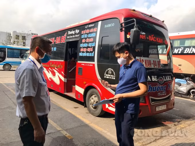 Các đơn vị vận tải nghiêm túc thực hiện khai báo y tế bắt buộc đối với hành khách tại các bến xe để phòng chống dịch bệnh Covid-19. Ảnh: TL