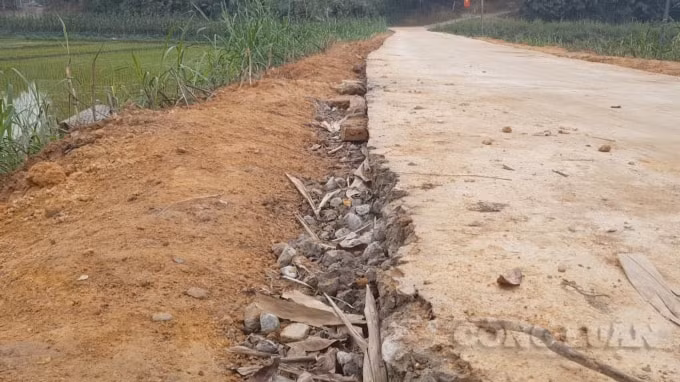 Con đường bê tông dài gần 2km có tổng vốn đầu tư hơn 3,5 tỷ đồng từ ngân sách nhà nước.