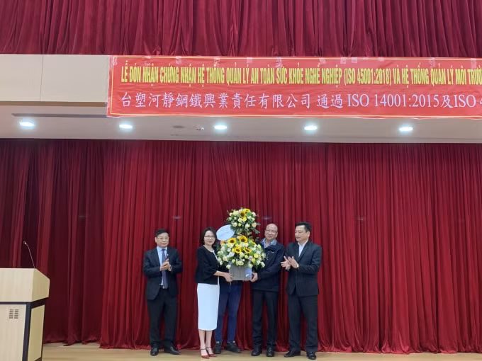 Đại diện lãnh đạo các cơ quan, đơn vị tặng hoa chúc mừng những kết quả mà Fomosa Hà Tĩnh đạt được.