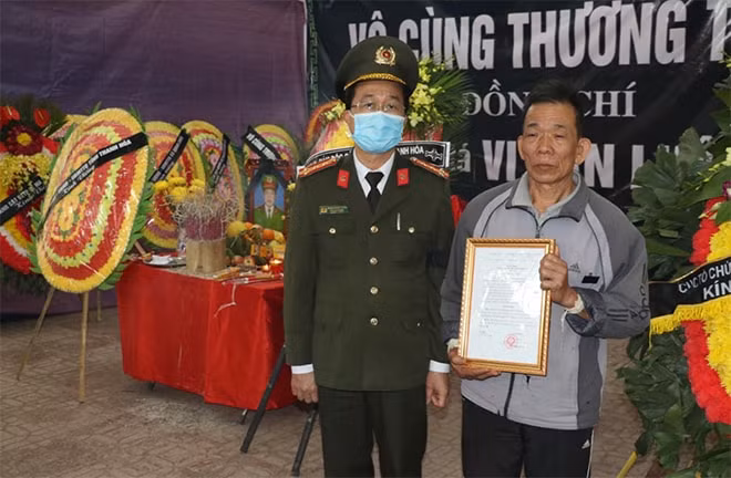 Thăng cấp bậc hàm Trung tá cho liệt sỹ Vi Văn Luân hi sinh khi truy bắt tội phạm ma túy.