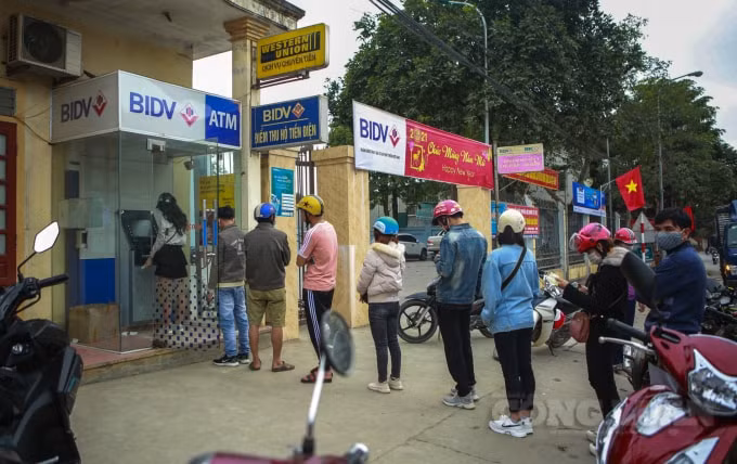 Ghi nhận của PV tại cây ATM của ngân hàng BIDV, cũng trong tình trạng dòng người xếp hàng dài để rút tiền.