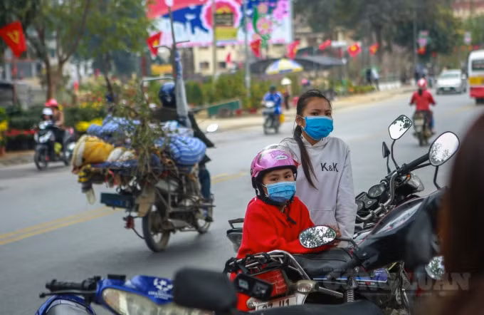Những đứa trẻ phải đứng ngóng đợi rất lâu, xem bố mẹ mình đã rút được tiền chưa, để về mua sắm trong dịp Tết.
