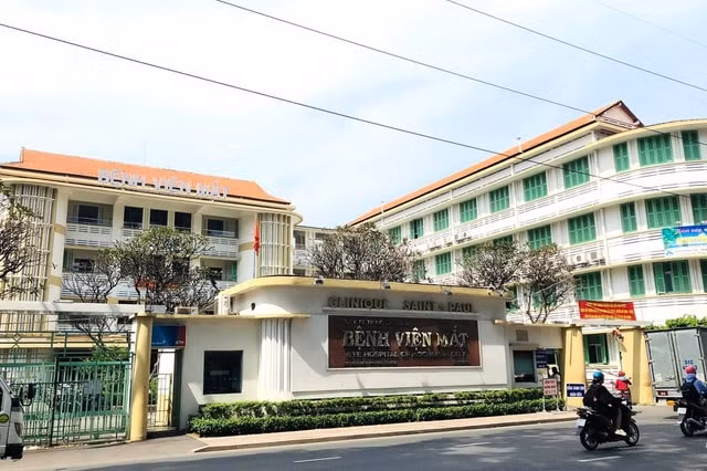 Bắt Giám đốc và Phó giám đốc Bệnh viện Mắt TP. HCM. Ảnh: TL