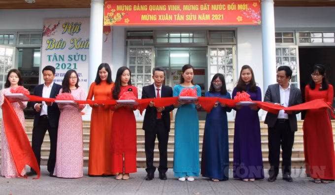 Các đại biểu cắt băng khai mạc hội báo xuân Tân Sửu.