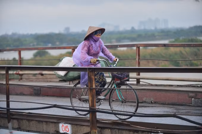Hà Nội sáng mưa nhỏ, sương mù, trời rét (Ảnh: Quang Hùng)
