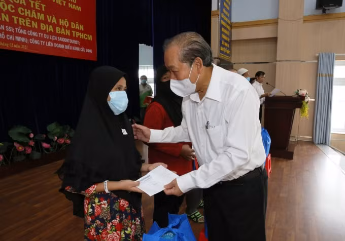 Phó Thủ tướng Trương Hòa Bình trao quà Tết cho đồng bào Chăm tại TP Hồ Chí Minh.