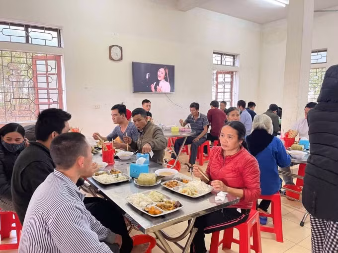 Bữa cơm nghĩa tình tặng bệnh nhân bệnh viện tâm thần Hà Tĩnh