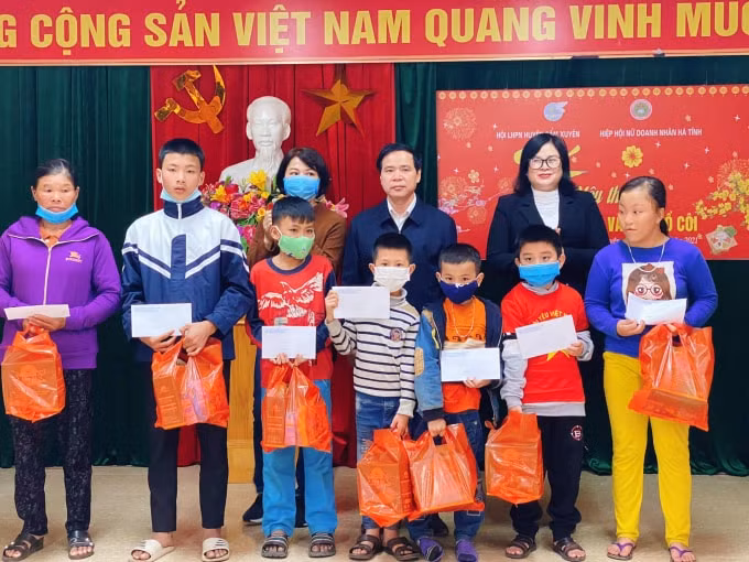 Đại diện Hội doanh nghiệp nữ Hà Tĩnh cùng lãnh đạo huyện trao quà Tết cho người nghèo huyện Cẩm Xuyên