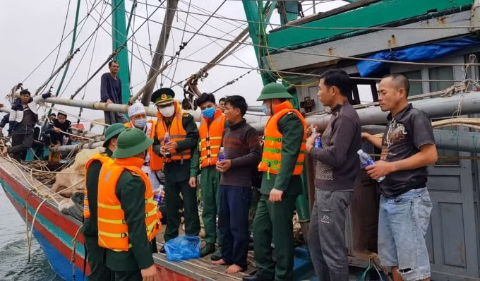 Bộ đội Biên phòng Hà Tĩnh cùng ngư dân kịp thời ứng cứu ngư dân gặp nạn