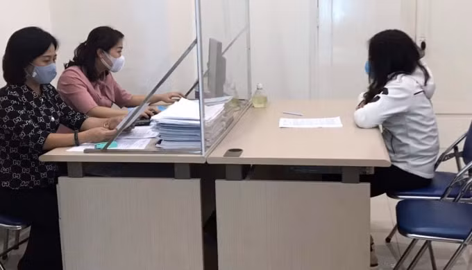 Bà Hoàng Thu Trang (bên trái)
