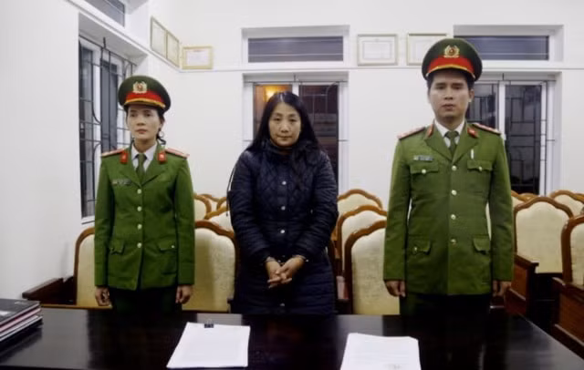 Đối tượng Nguyễn Thị Thanh Hóa (đứng giữa) bị bắt về tội lừa đảo chiếm đoạt tài sản. Ảnh: dantri.com.vn