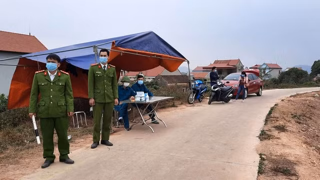 Lực lượng chức năng làm nhiệm vụ ở chốt kiểm dịch tại xã Cẩm Lý, huyện Lục Nam. Ảnh: TL