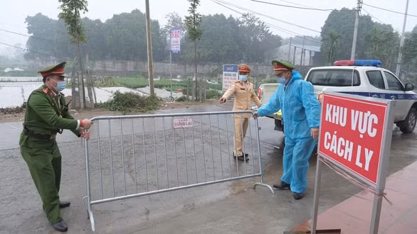 Cơ quan chức năng đã phong tỏa xã Tiến Thắng, Mê Linh, Hà Nội (Ảnh: Tuoitre)