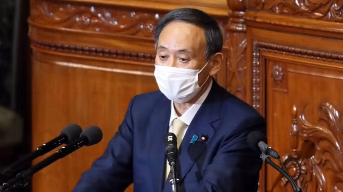 Sự ủng hộ của dân chúng đối với chính quyền của ông Suga đã giảm mạnh trong những tháng gần đây - Ảnh: Reuters