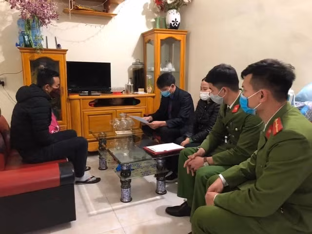 Lực lượng chức năng đến làm việc với anh Trần Văn V. Ảnh: dantri.com.vn