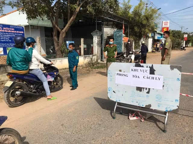 Các chốt chặn được lập ra ở những điểm ra vào vùng phong tỏa. Ảnh: dantri.com.vn