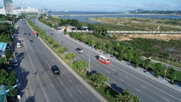 Một đoạn QL18 đoạn từ nút giao đường Hoàng Quốc Việt (Km107+283) đến cầu Bãi Cháy (Km114+927), TP Hạ Long