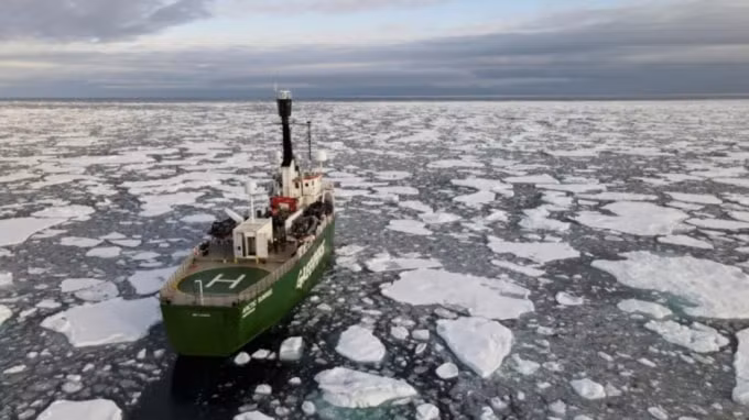 Một con tàu thuộc tổ chức môi trường Greenpeace đi qua Bắc Băng Dương. Trung Quốc, Nhật Bản và Hàn Quốc đều hứa sẽ khử cacbon để giúp giải quyết tình trạng ấm lên toàn cầu.. Ảnh: Nikkei
