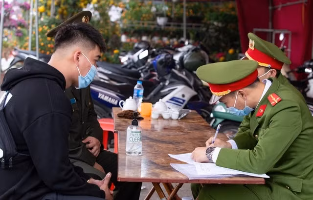 4 người đi chợ Tết bị xử phạt hành chính do không đeo khẩu trang. Ảnh: TL