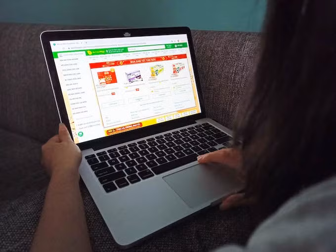 Nhiều người lựa chọn hình thức mua sắm online do ảnh hưởng của dịch Covid-19