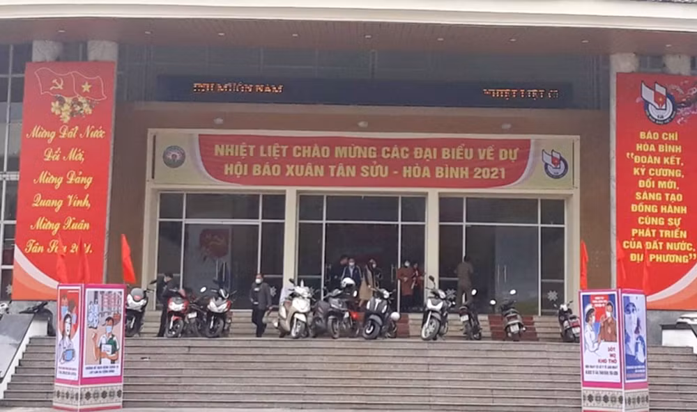 Không gian dự kiến tổ chức Hội Báo xuân Tân Sửu - Hòa Bình 2021 đã được ưu tiên cho những tấm pa no truyền thông về phòng, chống dịch Covid-19. Ảnh: Lam Nguyệt