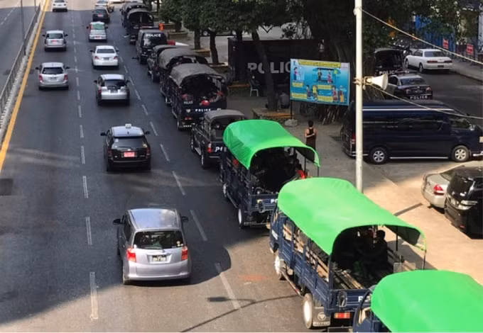 Các xe cảnh sát và quân đội xếp hàng gần tòa thị chính Yangon – thành phố lớn nhất Myanmar sáng 1/2. Ảnh: Nikkei