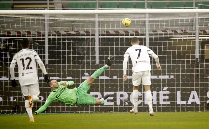 Ronaldo lập cú đúp trong trận đấu với Inter Milan. Ảnh: internet