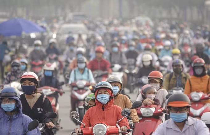 Người dân nên hạn chế ra đường vào những ngày không khí ô nhiễm. Ảnh: TL